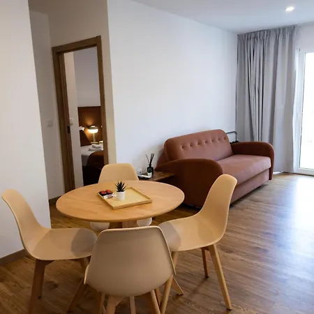 Trio Living Residences 公寓 *