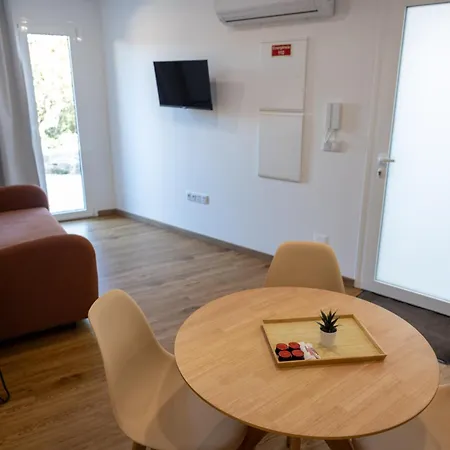 아파트 Trio Living Residences
