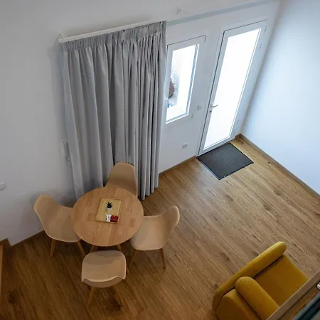 דירה Trio Living Residences *